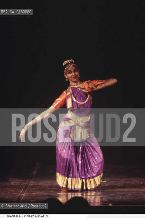 Venezia,1993.Spettacolo di Danza Indiana al Teatro Goldoni:la ballerina Shantala Shivalingappa Danza ballerina India spettacolo teatro.Venice,1993.Performance of Indian Dance at Goldoni Theatre:the dancer Shantala Shivalingappa ©Graziano Arici/Rosebud2