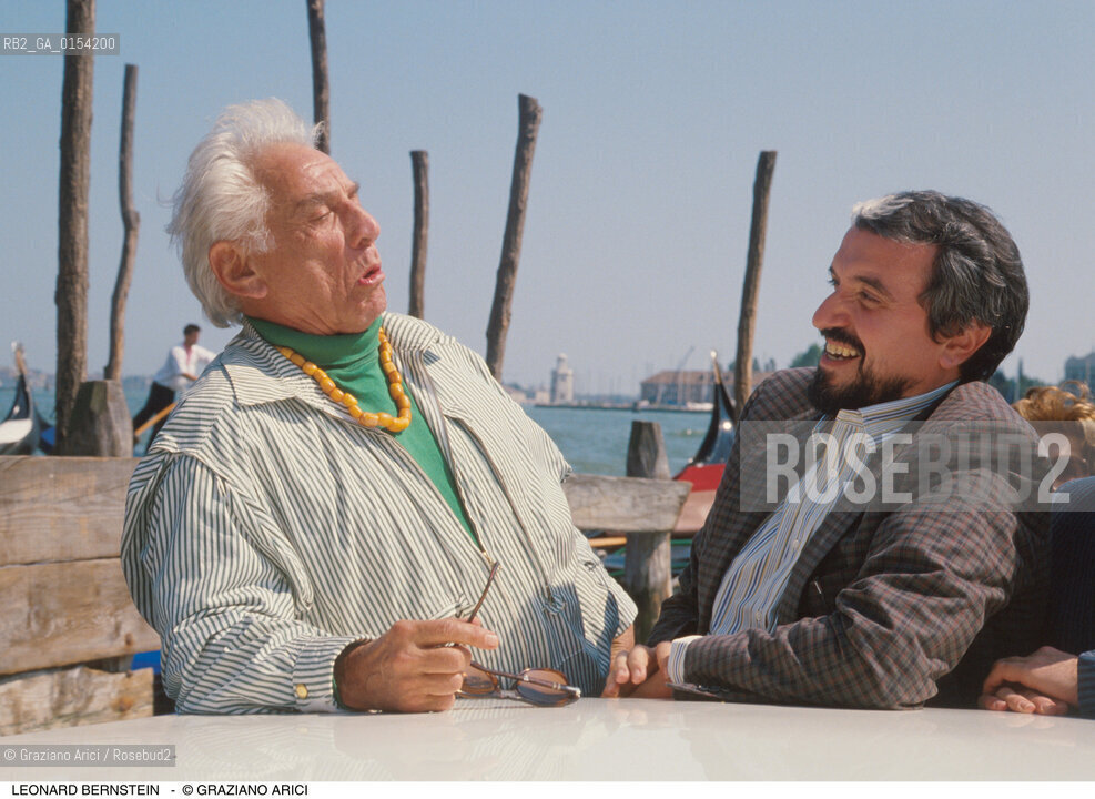 -Venezia,1989.Il direttore dorchestra Leonard Bernstein a Venezia insieme al cantante lirico basso baritono Ruggero Raimondi. Musica classica direttore orchestra ritratto cantante lirico lirica basso baritono.-Venice,1989.Portrait of the conductor Leonard Bernstein with the opera singer bass-bariton Ruggero Raimondi ©Graziano Arici/Rosebud2