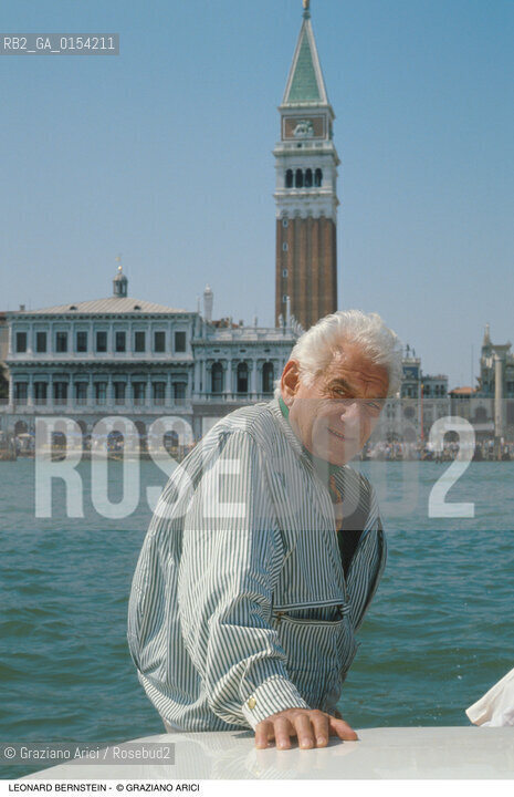 -Venezia,1989.Il direttore dorchestra Leonard Bernstein a Venezia, alle sue spalle Piazza San Marco. Musica classica direttore orchestra ritratto .-Venice,1989.Portrait of the conductor Leonard Bernstein, in the background Saint Marks square ©Graziano Arici/Rosebud2