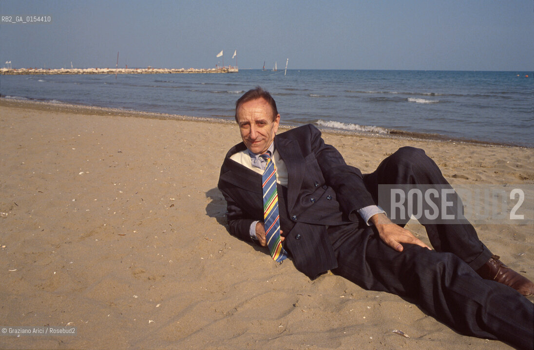 Venezia,1993.Ritratto del gallerista Lucio Amelio in spiaggia- Modern Art Agency-Arte gallerista ritratto spiaggia .Venice,1993. Portrait of the art dealer Lucio Amelio on the beach ©Graziano Arici/Rosebud2
