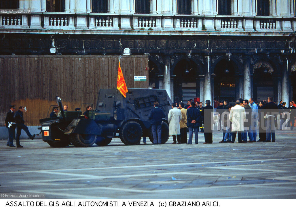 -Venezia,9.5.1997. Assalto del GIS dei carabinieri ai Serenissimi -  Veneta Serenissima Armata,che occupa con le armi Piazza San Marco e il campanile. Politica Repubblica Veneta Serenissima assalto Leone bandiera autonomisti Veneto azione dimostrativa Serenissimi -Venice,9.5.1997. Assault of GIS to the Serenissimi - the Venetian Serenissima Army, which deals with weapons Piazza San Marco and the bell tower. Policy Venetian Republic Seerenissima assault Leone flag autonomists Veneto demonstrative action Serene ©Graziano Arici/Rosebud2