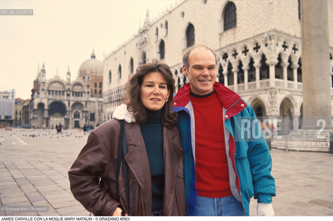 Venezia,1997.Ritratto dellorganizzatore della campagna politica di Bill Clinton James Carville con la moglie Mary Matalin,organizzatrice della campagna politica di George Bush -politica politico ritratto organizzatore campagna Piazza San Marco Usa elezioni.Venice,1997.Portrait of the political consultant and commentator James Carville, organizer of Bill Clintons electoral Campaign, with his wife Mary Matalin, organizer of George Bushs electoral Campaign ©Graziano Arici/Rosebud2