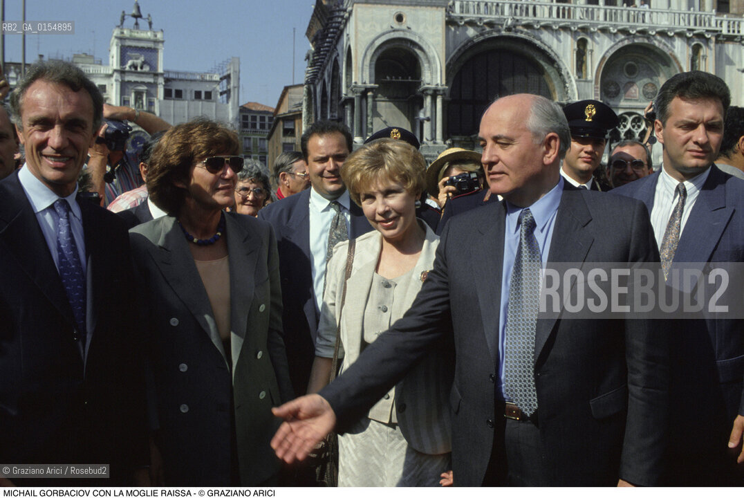 Venezia,1990. Lex presidente URSS e Premio Nobel per la pace Michail Gorbaciov con la moglie Raissa in Piazza San Marco. Politica presidente ritratto.Venice,1990. The Politician and Nobel Peace Prize Michail Gorbaciov with his wife Raissa in Saint Marks square©Graziano Arici/Rosebud2