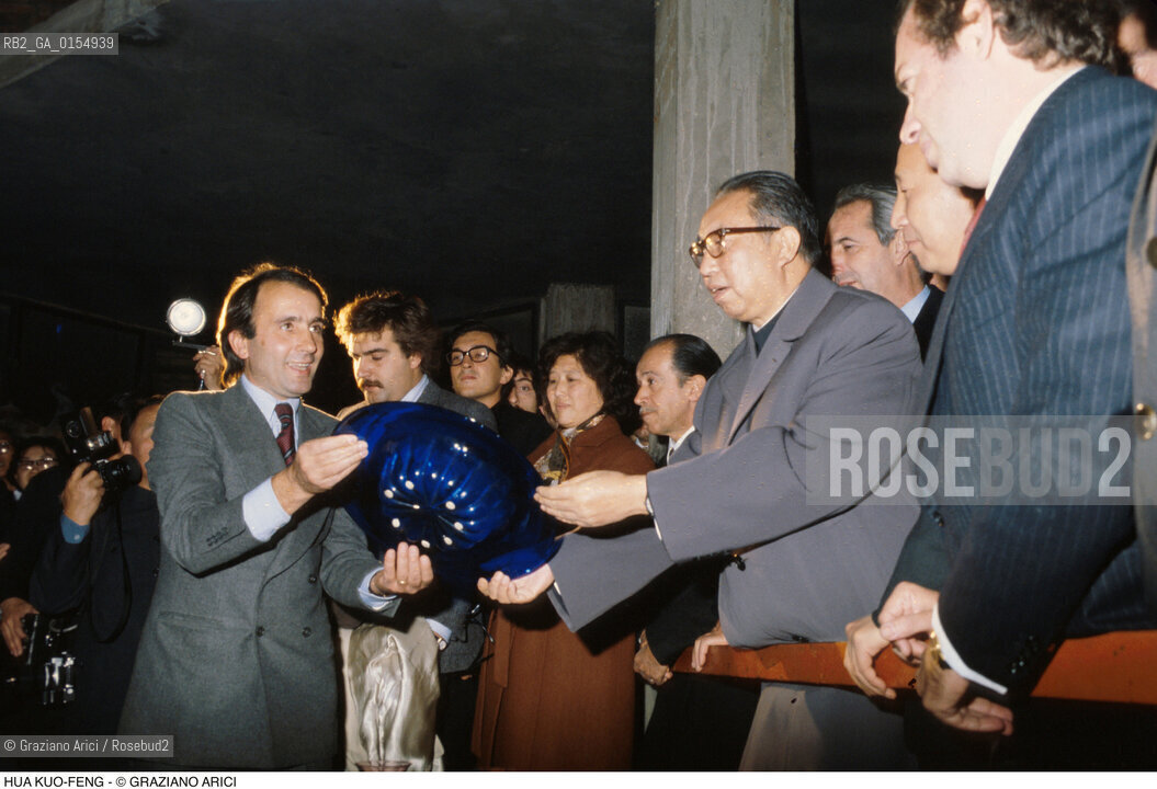 -VENEZIA,1988. HUA GUOFENG , EX PRESIDENTE DEL PARTITO COMUNISTA CINESE IN VISITA IN UNA VETRERIA A VENEZIA.POLITICA, POLITICO, COMUNISMO,CINA,VETRERIA. PRIMO MINISTRO (1976-80) PRESIDENTE DEL PARTITO COMUNISTA CINESE (1976-81).-VENICE,1988. HUA GUOFENG, EX PRESIDENT OF THE COMMUNIST CHINESE PARTY DURING THE VISIT IN VENICE ©Graziano Arici/Rosebud2