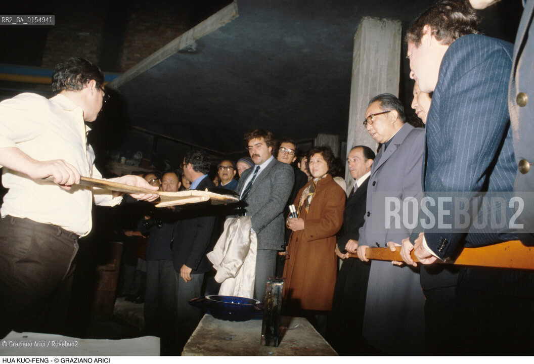 -VENEZIA,1988. HUA GUOFENG , EX PRESIDENTE DEL PARTITO COMUNISTA CINESE IN VISITA IN UNA VETRERIA A VENEZIA.POLITICA, POLITICO, COMUNISMO,CINA,VETRERIA. PRIMO MINISTRO (1976-80) PRESIDENTE DEL PARTITO COMUNISTA CINESE (1976-81).-VENICE,1988. HUA GUOFENG, EX PRESIDENT OF THE COMMUNIST CHINESE PARTY DURING THE VISIT IN VENICE ©Graziano Arici/Rosebud2