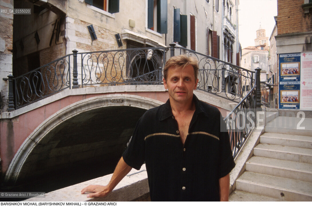 Venezia, 1997.Ritratto del ballerino e coreografo Michail Barisnikov (Mikhail Baryshnikov). Danza ballerino ritratto ponte.Venice, 1997. Portrait of the dancer and coreographer  Michail Barisnikov (Mikhail Baryshnikov) ©Graziano Arici/Rosebud2
