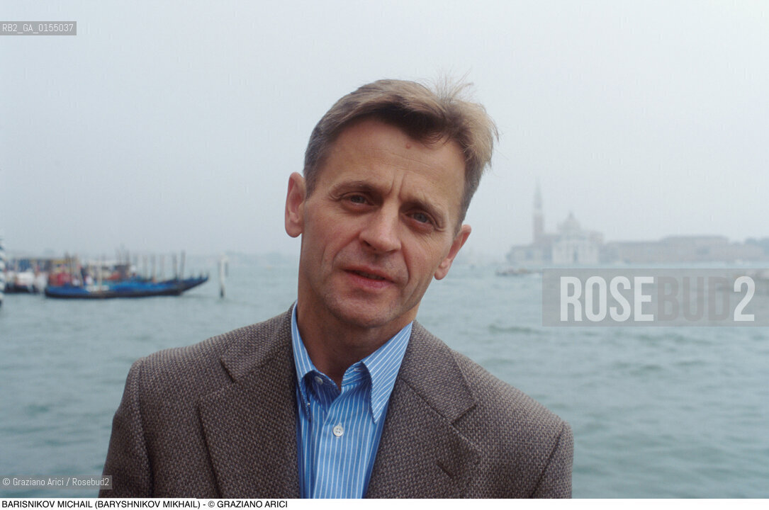 Venezia, 1997.Ritratto del ballerino e coreografo Michail Barisnikov (Mikhail Baryshnikov). Danza ballerino ritratto ponte.Venice, 1997. Portrait of the dancer and coreographer  Michail Barisnikov (Mikhail Baryshnikov) ©Graziano Arici/Rosebud2
