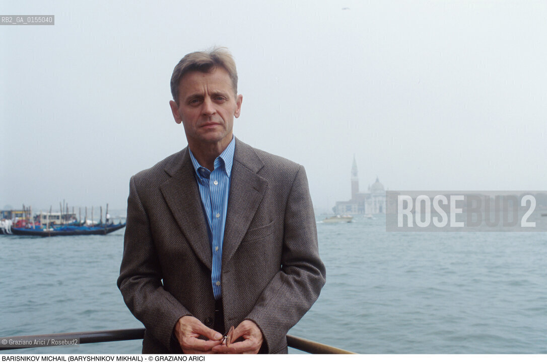 Venezia, 1997.Ritratto del ballerino e coreografo Michail Barisnikov (Mikhail Baryshnikov). Danza ballerino ritratto ponte.Venice, 1997. Portrait of the dancer and coreographer  Michail Barisnikov (Mikhail Baryshnikov) ©Graziano Arici/Rosebud2