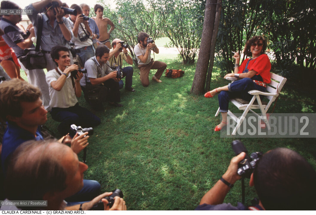 - Venezia,1987. 44°Festival Internazionale dArte Cinematografica di Venezia.Ritratto dellattrice Claudia Cardinale con i fotografi Cinema ritratto attrice sigaretta.- Venice,1987. 44° Venice International Film Festival. Portrait of the actress Claudia Cardinale with the photographers ©Graziano Arici/Rosebud2