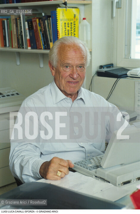 Trieste,1994.Luigi Luca Cavalli-Sforza, genetista e scienziato,professore emerito allUniversità di Stanford,antropologo e accademico dei Lincei.Scienza Genetica antropologia ritratto scienziatom -Trieste,1994.Portrait of Luigi Luca Cavalli-Sforza, population geneticist and professor at Stanford University ©Graziano Arici/Rosebud2