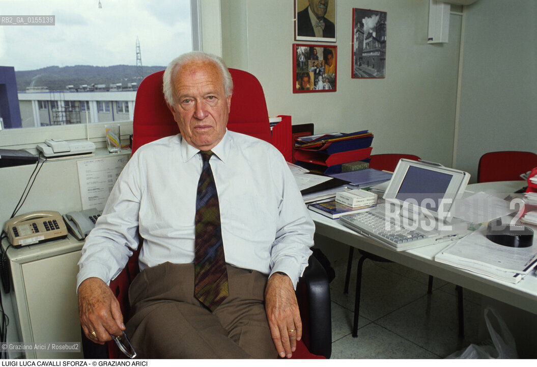 Trieste,1994.Luigi Luca Cavalli-Sforza, genetista e scienziato,professore emerito allUniversità di Stanford,antropologo e accademico dei Lincei.Scienza Genetica antropologia ritratto scienziatom -Trieste,1994.Portrait of Luigi Luca Cavalli-Sforza, population geneticist and professor at Stanford University ©Graziano Arici/Rosebud2