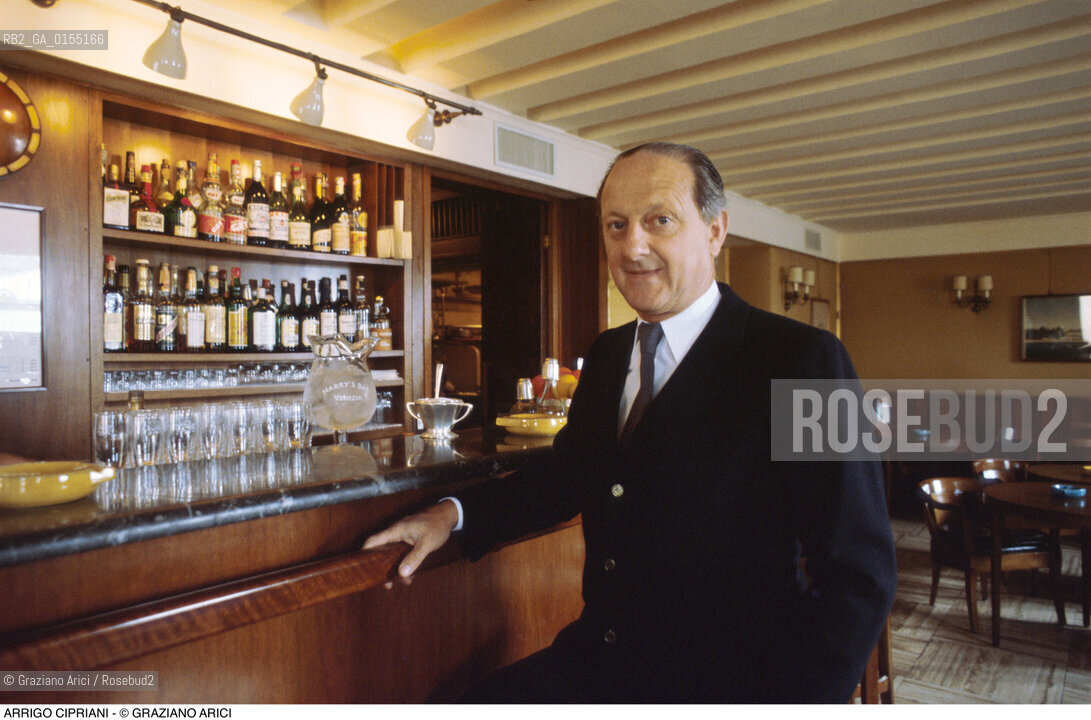Venezia,1996.Ritratto di Arrigo Cipriani, ristoratore e proprietario dellHarrys Bar allinterno del suo ristorante. Venezia Harrys bar storico bar ristoratore ristorazione ritratto -Venice,1996.Portrait of restaurateur Arrigo Cipriani, owner of Harrys Bar,in his restaurant  ©Graziano Arici/Rosebud2