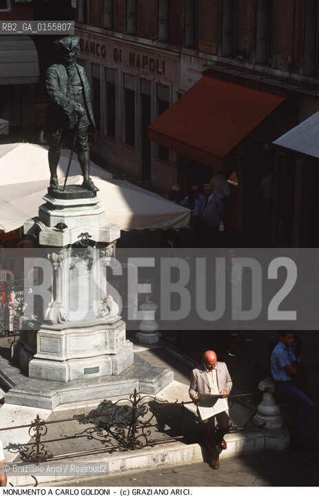 Venice,1993.Monumento di Antonio Dal Zotto del 1983 raffigurante il commediografo Carlo Goldoni in Campo San Bartolomeo. Statua architettura scultura monumento Carlo Goldoni Teatro -Venice,1993.Campo San Bartolomeo. Monument of Carlo Goldoni,playwright,by Antonio Dal Zotto ©Graziano Arici/Rosebud2