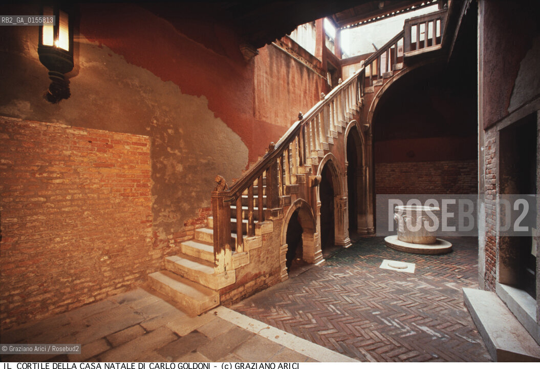 Venezia,1993.Casa Natale e Museo di Carlo Goldoni,commediografo veneziano:cortile interno. Letteratura commedia teatro commediografo casa museo -Venice,1993. House and Museum of Carlo Goldoni, playwright:courtyard  ©Graziano Arici/Rosebud2