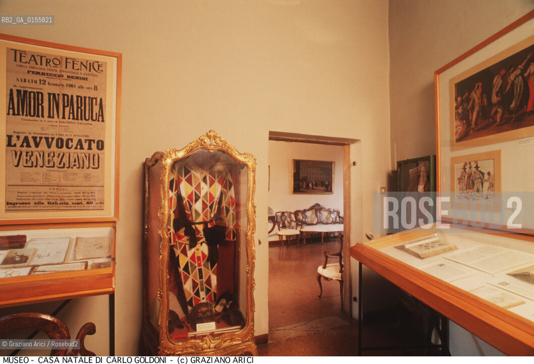 Venezia,1993.Casa Natale e Museo di Carlo Goldoni,commediografo veneziano:costume di scena da Arlecchino. Letteratura commedia teatro commediografo casa museo -Venice,1993. Museum birth place of Carlo Goldoni, playwright:stage costum - harlequin ©Graziano Arici/Rosebud2                                                                                         La cessione dei diritti di questa immagine si intende per quanto di nostra competenza. Non comprende invece le eventuali spese  relative a diritti che potranno essere richiesti dagli Enti o persone fisiche cui appartengono eventualmente i soggetti  ripresi. Tali costi, ove necessari, e l’espletamento di qualsivoglia pratica di richiesta di concessione del permesso di pubblicazione sono esclusivamente a carico e a cura del soggetto acquirente di questa immagine.