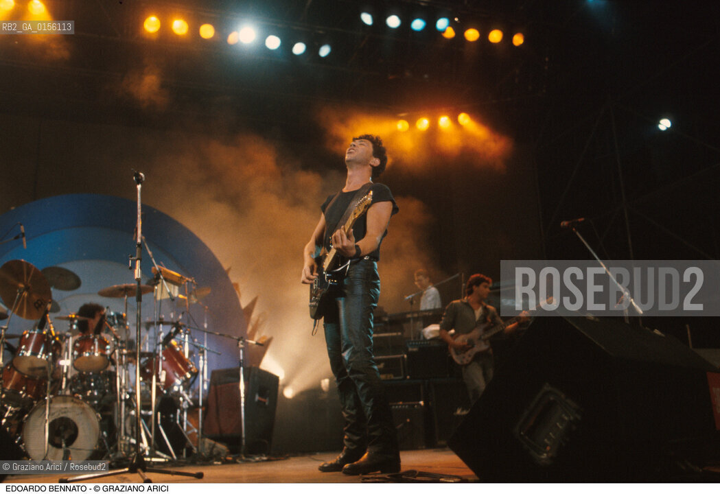 Venezia,1988.Ritratto del cantante,chitarrista,cantautore,armonicista Edoardo Bennato durante un concerto Musica cantante ritratto chitarra rock pop -Venice,1988. Portrait of the singer and guitarist Edoardo Bennato ©Graziano Arici/Rosebud2