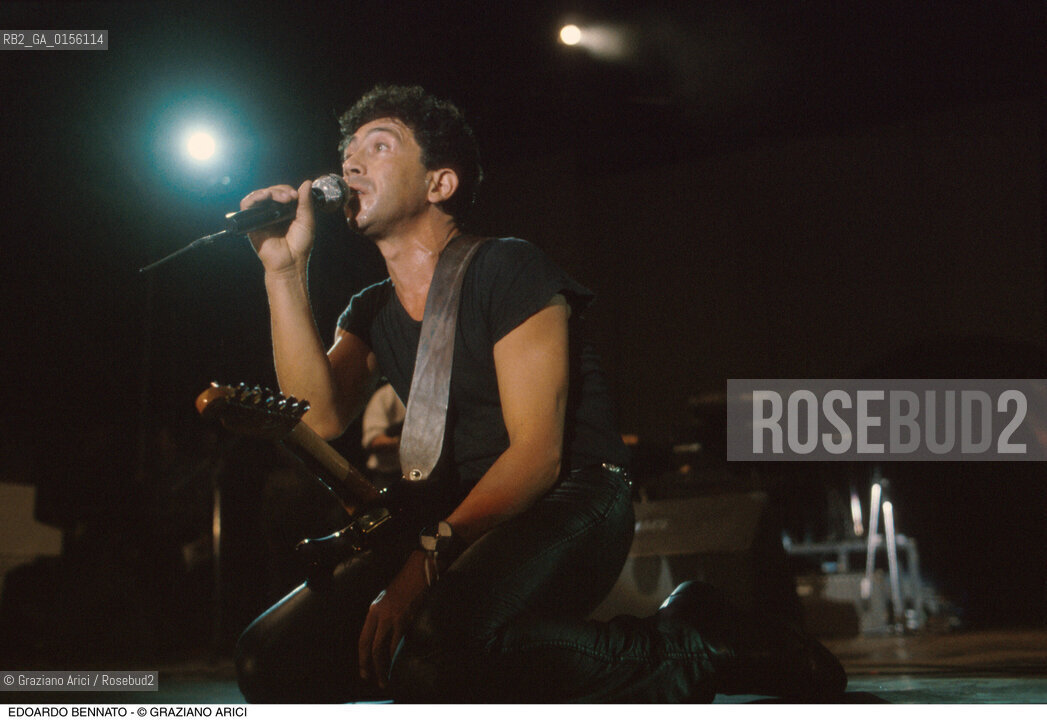 Venezia,1988.Ritratto del cantante,chitarrista,cantautore,armonicista Edoardo Bennato durante un concerto Musica cantante ritratto chitarra rock pop -Venice,1988. Portrait of the singer and guitarist Edoardo Bennato ©Graziano Arici/Rosebud2