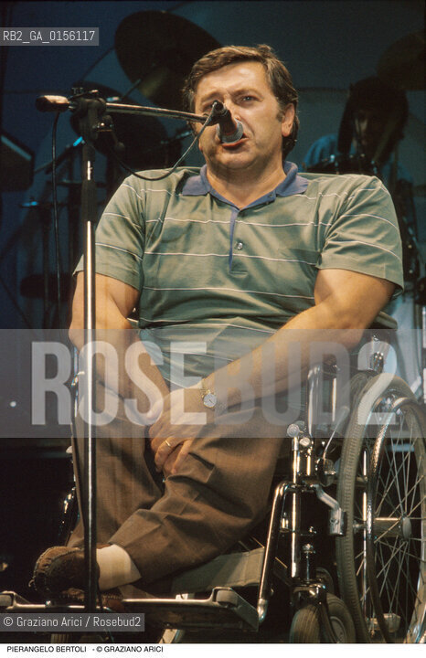 Venezia,1988.Ritratto del cantautore Pierangelo Bertoli.Musica cantante ritratto cantautore concerto -Venice,1988. Portrait of the singer and songwriter Pierangelo Bertoli ©Graziano Arici/Rosebud2