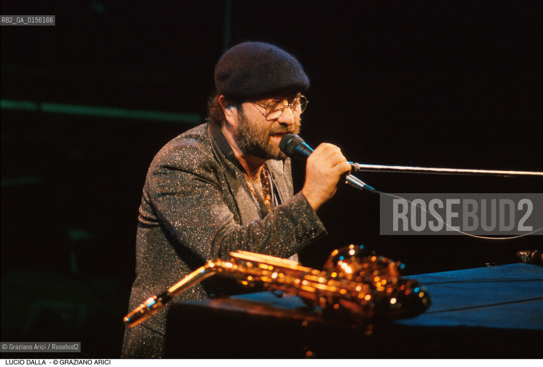 Venezia,1988.Ritratto del cantautore Lucio Dalla durante un concerto .Musica cantante ritratto pop cantautore cappello pianoforte -Venice,1988. Portrait of the singer and songwriter Lucio Dalla ©Graziano Arici/Rosebud2