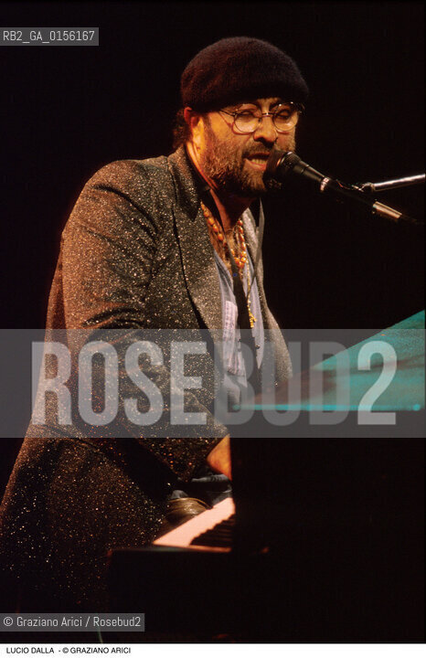 Venezia,1988.Ritratto del cantautore Lucio Dalla durante un concerto .Musica cantante ritratto pop cantautore cappello pianoforte -Venice,1988. Portrait of the singer and songwriter Lucio Dalla ©Graziano Arici/Rosebud2