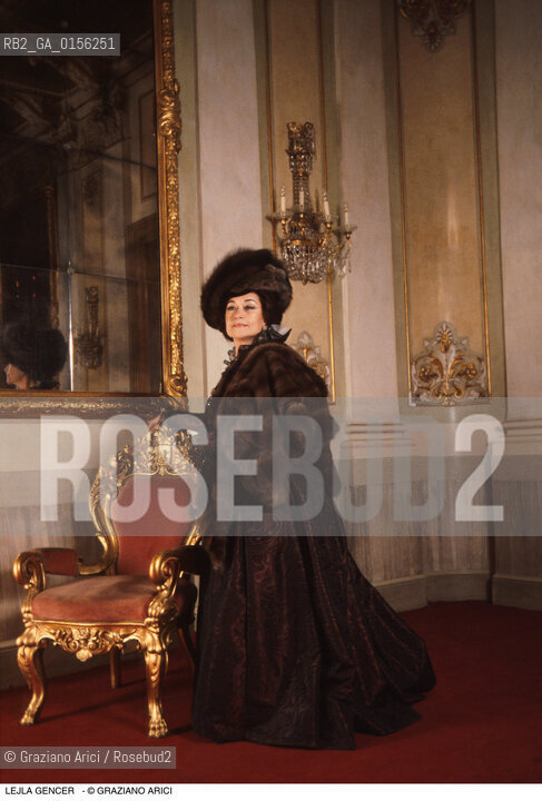 Venezia,1988.Ritratto della cantante lirica, la soprano turca Lejla Gencer al Gran Teatro La Fenice.Ritratto musica classica cantante lirica soprano cappello pelliccia specchio.Venice,1988.Portrait of the operatic Soprano Lejla Gencer near a mirror ©Graziano Arici/Rosebud2