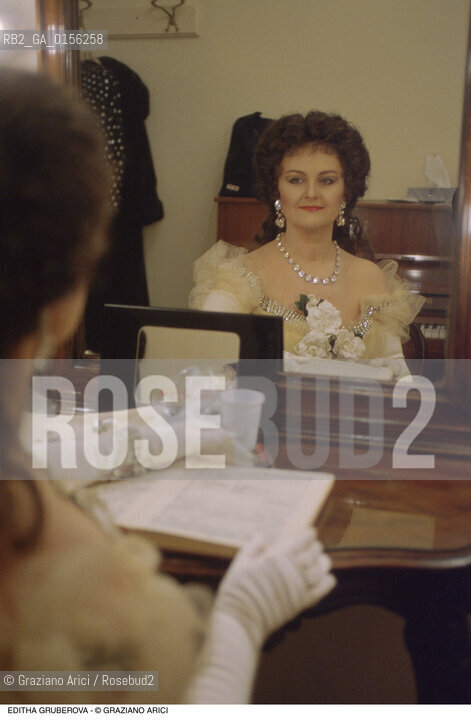 Venezia,1995.Ritratto della soprano slovacca Editha Gruberova.Ritratto soprano musica lirica classica specchio camerino.Venice,1995.Portrait of the Slovak soprano Editha Gruberova ©Graziano Arici/Rosebud2