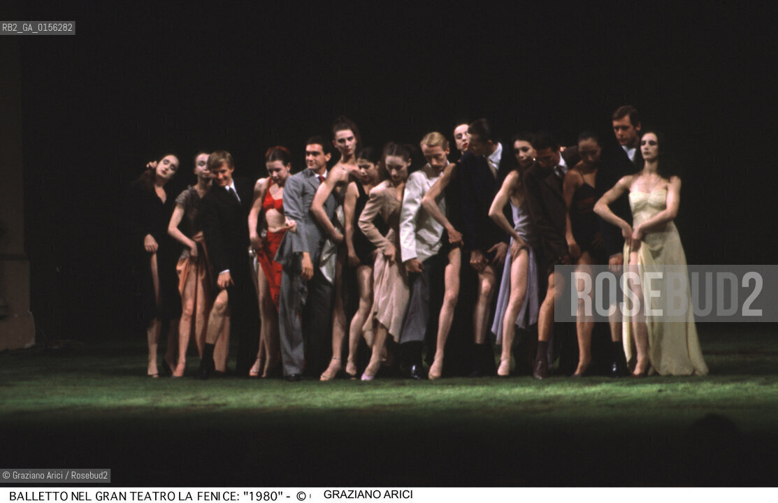-Venezia,1980. Gran Teatro la Fenice. Balletto 1980, coreografia di Pina Bausch, corpo di ballo Tanztheater Wuppertal.Tanztheater Wuppertal Pina Bausch Danza balletto coreografia .-Venice,1980. Gran Teatro la Fenice. Dance ballet 1980, choreographed by Pina Bausch, Tanztheater Wuppertal dancers chorus ©Graziano Arici/Rosebud2 .La cessione dei diritti di questa immagine si intende per quanto di nostra competenza. Non comprende invece le eventuali spese  relative a diritti che potranno essere richiesti dagli Enti o persone fisiche cui appartengono eventualmente i soggetti  ripresi. Tali costi, ove necessari, e l’espletamento di qualsivoglia pratica di richiesta di concessione del permesso di pubblicazione sono esclusivamente a carico e a cura del soggetto acquirente di questa immagine.