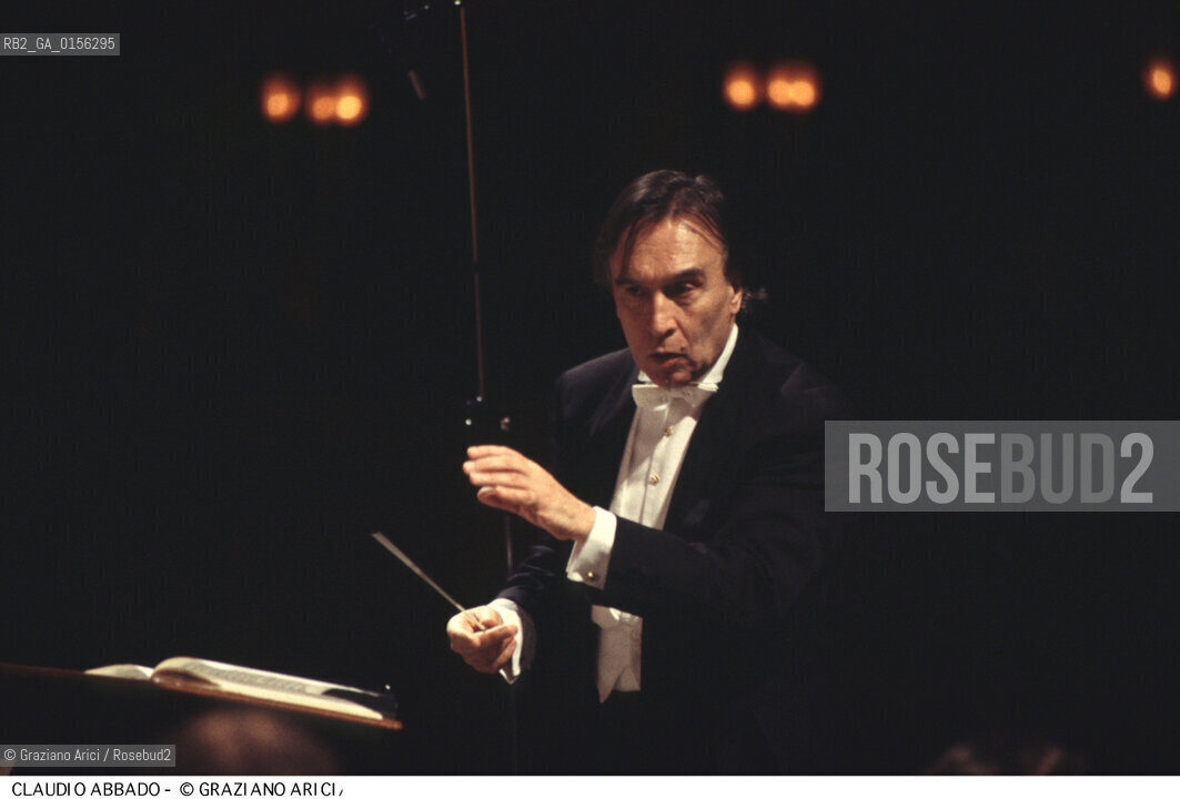 -Venezia,1992.Ritratto di Claudio Abbado, direttore dorchestra Musica classica direttore orchestra ritratto -Venice,1992. Portrait of the conductor Claudio Abbado during a concert ©Graziano Arici/Rosebud2 La cessione dei diritti di questa immagine si intende per quanto di nostra competenza. Non comprende invece le eventuali spese  relative a diritti che potranno essere richiesti dagli Enti o persone fisiche cui appartengono eventualmente i soggetti  ripresi. Tali costi, ove necessari, e l’espletamento di qualsivoglia pratica di richiesta di concessione del permesso di pubblicazione sono esclusivamente a carico e a cura del soggetto acquirente di questa immagine.