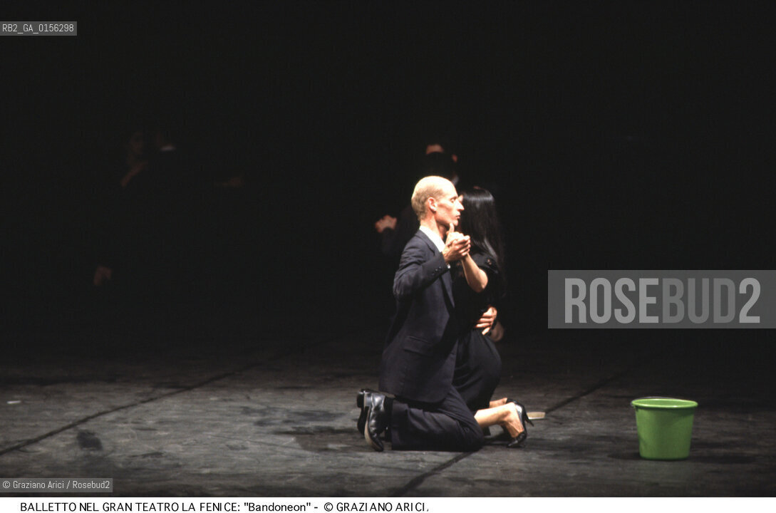 -Venezia,1985.Gran Teatro la Fenice. Balletto Bandoneon, coreografia di Pina Bausch, corpo di ballo Tanztheater Wuppertal.Tanztheater Wuppertal Pina Bausch Danza balletto coreografia .-Venice,1985. Gran Teatro la Fenice. Dance ballet Bandoneon, choreographed by Pina Bausch, Tanztheater Wuppertal dancers chorus ©Graziano Arici/Rosebud2 .La cessione dei diritti di questa immagine si intende per quanto di nostra competenza. Non comprende invece le eventuali spese  relative a diritti che potranno essere richiesti dagli Enti o persone fisiche cui appartengono eventualmente i soggetti  ripresi. Tali costi, ove necessari, e l’espletamento di qualsivoglia pratica di richiesta di concessione del permesso di pubblicazione sono esclusivamente a carico e a cura del soggetto acquirente di questa immagine.