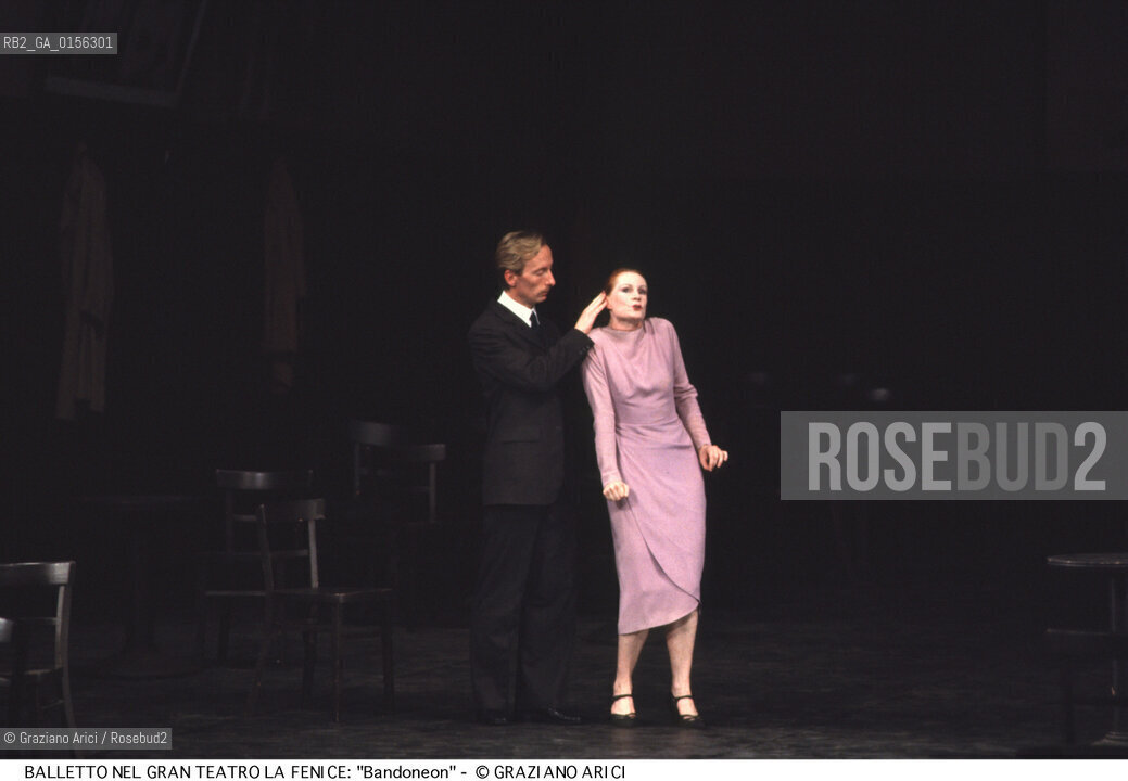 -Venezia,1985.Gran Teatro la Fenice. Balletto Bandoneon, coreografia di Pina Bausch, corpo di ballo Tanztheater Wuppertal.Tanztheater Wuppertal Pina Bausch Danza balletto coreografia .-Venice,1985. Gran Teatro la Fenice. Dance ballet Bandoneon, choreographed by Pina Bausch, Tanztheater Wuppertal dancers chorus ©Graziano Arici/Rosebud2 .La cessione dei diritti di questa immagine si intende per quanto di nostra competenza. Non comprende invece le eventuali spese  relative a diritti che potranno essere richiesti dagli Enti o persone fisiche cui appartengono eventualmente i soggetti  ripresi. Tali costi, ove necessari, e l’espletamento di qualsivoglia pratica di richiesta di concessione del permesso di pubblicazione sono esclusivamente a carico e a cura del soggetto acquirente di questa immagine.
