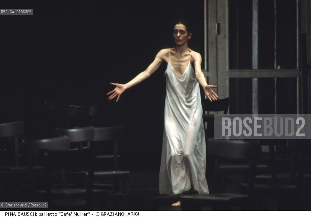 -Venezia,1987.Gran Teatro la Fenice. Balletto Café Müller,coreografia di Pina Bausch, corpo di ballo Tanztheater Wuppertal.Tanztheater Wuppertal Pina Bausch Danza balletto coreografia Café Müller.-Venice,1987. Gran Teatro la Fenice. Dance ballet Café Müller, choreographed by Pina Bausch, Tanztheater Wuppertal dancers chorus ©Graziano Arici/Rosebud2 .La cessione dei diritti di questa immagine si intende per quanto di nostra competenza. Non comprende invece le eventuali spese  relative a diritti che potranno essere richiesti dagli Enti o persone fisiche cui appartengono eventualmente i soggetti  ripresi. Tali costi, ove necessari, e l’espletamento di qualsivoglia pratica di richiesta di concessione del permesso di pubblicazione sono esclusivamente a carico e a cura del soggetto acquirente di questa immagine.