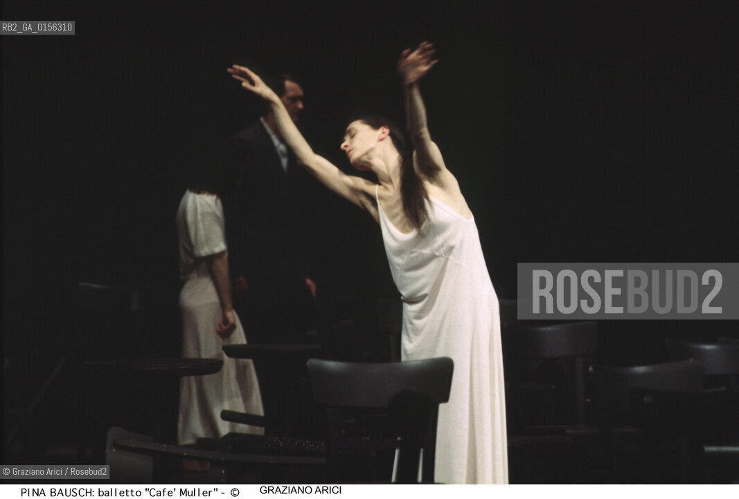 -Venezia,1987.Gran Teatro la Fenice. Balletto Café Müller,coreografia di Pina Bausch, corpo di ballo Tanztheater Wuppertal.Tanztheater Wuppertal Pina Bausch Danza balletto coreografia Café Müller.-Venice,1987. Gran Teatro la Fenice. Dance ballet Café Müller, choreographed by Pina Bausch, Tanztheater Wuppertal dancers chorus ©Graziano Arici/Rosebud2 .La cessione dei diritti di questa immagine si intende per quanto di nostra competenza. Non comprende invece le eventuali spese  relative a diritti che potranno essere richiesti dagli Enti o persone fisiche cui appartengono eventualmente i soggetti  ripresi. Tali costi, ove necessari, e l’espletamento di qualsivoglia pratica di richiesta di concessione del permesso di pubblicazione sono esclusivamente a carico e a cura del soggetto acquirente di questa immagine.