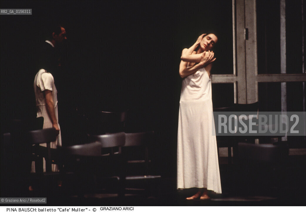 -Venezia,1987.Gran Teatro la Fenice. Balletto Café Müller,coreografia di Pina Bausch, corpo di ballo Tanztheater Wuppertal.Tanztheater Wuppertal Pina Bausch Danza balletto coreografia Café Müller.-Venice,1987. Gran Teatro la Fenice. Dance ballet Café Müller, choreographed by Pina Bausch, Tanztheater Wuppertal dancers chorus ©Graziano Arici/Rosebud2 .La cessione dei diritti di questa immagine si intende per quanto di nostra competenza. Non comprende invece le eventuali spese  relative a diritti che potranno essere richiesti dagli Enti o persone fisiche cui appartengono eventualmente i soggetti  ripresi. Tali costi, ove necessari, e l’espletamento di qualsivoglia pratica di richiesta di concessione del permesso di pubblicazione sono esclusivamente a carico e a cura del soggetto acquirente di questa immagine.