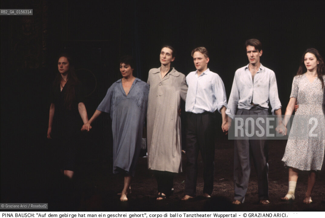 -Venezia,1985.Gran Teatro la Fenice. Balletto AUF DEM GEBIRGE HAT MAN EIN GESCHREI GEHORT (DALLA MONTAGNA SI E SENTITO UN GRIDO),coreografia di Pina Bausch, corpo di ballo Tanztheater Wuppertal.Tanztheater Wuppertal Pina Bausch Danza balletto coreografia .-Venice,1985. Gran Teatro la Fenice. Dance ballet AUF DEM GEBIRGE HAT MAN EIN GESCHREI GEHORT, choreographed by Pina Bausch, Tanztheater Wuppertal dancers chorus ©Graziano Arici/Rosebud2 .La cessione dei diritti di questa immagine si intende per quanto di nostra competenza. Non comprende invece le eventuali spese  relative a diritti che potranno essere richiesti dagli Enti o persone fisiche cui appartengono eventualmente i soggetti  ripresi. Tali costi, ove necessari, e l’espletamento di qualsivoglia pratica di richiesta di concessione del permesso di pubblicazione sono esclusivamente a carico e a cura del soggetto acquirente di questa immagine.