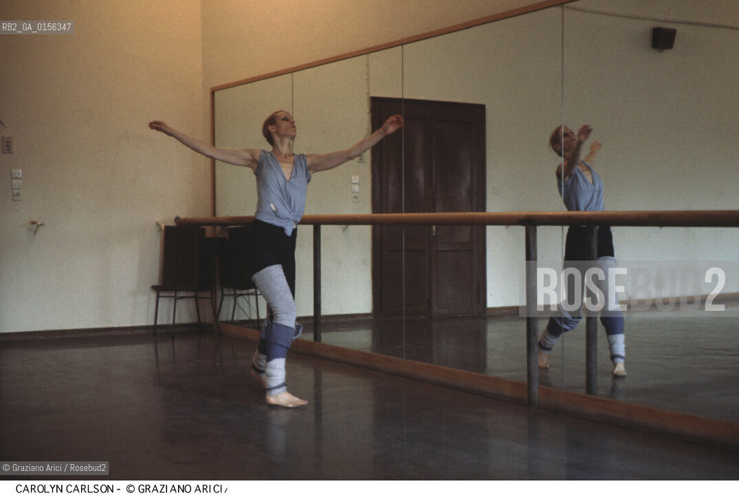 Venezia,1985. Ritratto della ballerina e coreografa Carolyn Carlson mentre prova. Danza ballerina coreografa ritratto -Venice,1985. Portrait of Carolyn Carlson, dancer and choreographer ©Graziano Arici/Rosebud2 .La cessione dei diritti di questa immagine si intende per quanto di nostra competenza. Non comprende invece le eventuali spese  relative a diritti che potranno essere richiesti dagli Enti o persone fisiche cui appartengono eventualmente i soggetti  ripresi. Tali costi, ove necessari, e l’espletamento di qualsivoglia pratica di richiesta di concessione del permesso di pubblicazione sono esclusivamente a carico e a cura del soggetto acquirente di questa immagine.