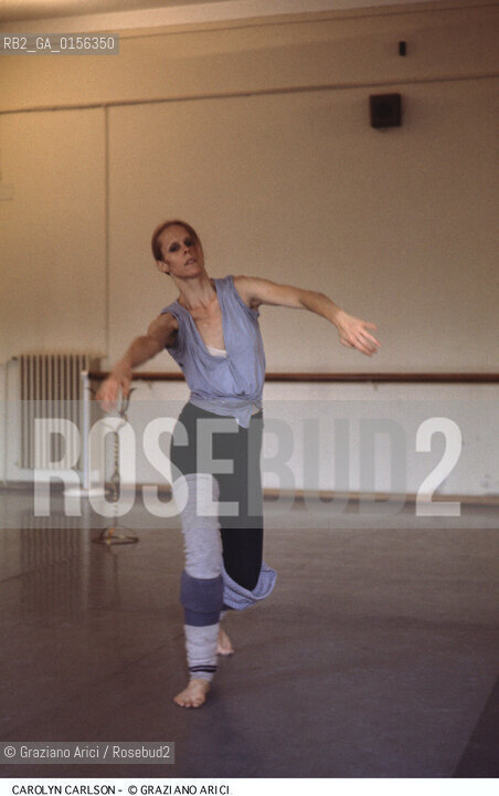 Venezia,1985. Ritratto della ballerina e coreografa Carolyn Carlson mentre prova. Danza ballerina coreografa ritratto -Venice,1985. Portrait of Carolyn Carlson, dancer and choreographer ©Graziano Arici/Rosebud2 .La cessione dei diritti di questa immagine si intende per quanto di nostra competenza. Non comprende invece le eventuali spese  relative a diritti che potranno essere richiesti dagli Enti o persone fisiche cui appartengono eventualmente i soggetti  ripresi. Tali costi, ove necessari, e l’espletamento di qualsivoglia pratica di richiesta di concessione del permesso di pubblicazione sono esclusivamente a carico e a cura del soggetto acquirente di questa immagine.