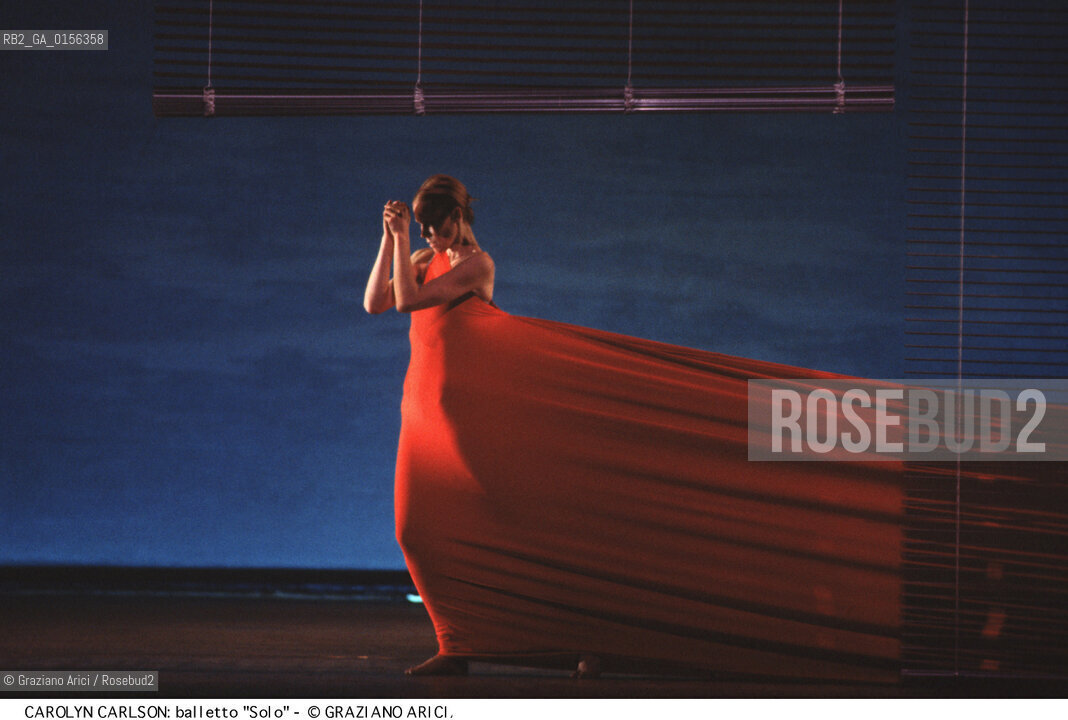 -Venezia,1983.Gran Teatro La Fenice. Carolyn Carlson nel balletto Solò, coreografia di Carolyn Carlson, ritratto Danza Balletto coreografa Carlson solo -Venice,1983.Gran Teatro La Fenice. The dancer and choreographer Carolyn Carlson during the ballett SOLO by Carolyn Carlson, contemporary dance choreographer ©Graziano Arici/Rosebud2 .La cessione dei diritti di questa immagine si intende per quanto di nostra competenza. Non comprende invece le eventuali spese  relative a diritti che potranno essere richiesti dagli Enti o persone fisiche cui appartengono eventualmente i soggetti  ripresi. Tali costi, ove necessari, e l’espletamento di qualsivoglia pratica di richiesta di concessione del permesso di pubblicazione sono esclusivamente a carico e a cura del soggetto acquirente di questa immagine.