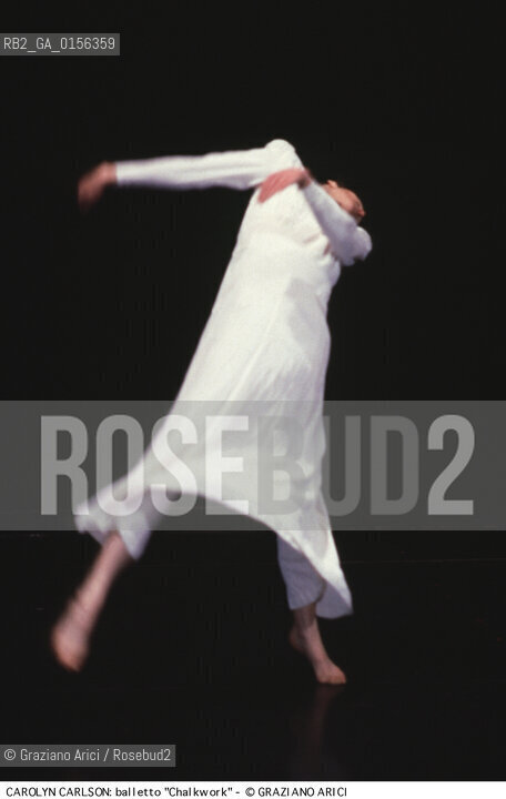 -Venezia,1985,Gran Teatro la Fenice. Balletto lOrso e la Luna.Coreografia di Carolyn Carlson,corpo di ballo teatro e danza la Fenice di Carolyn Carlson. Carolyn Carlson durante il balletto. DANZA ballo ballerini coreografia coreografo.-Venice,1985,Gran Teatro la Fenice.Dance Ballet, choreographed by Carolyn Carlson,corps de ballet Carolyn Carlsons La Fenice Theatre and Dance. Carolyn Carlson during the ballet ©Graziano Arici/Rosebud2 La cessione dei diritti di questa immagine si intende per quanto di nostra competenza. Non comprende invece le eventuali spese  relative a diritti che potranno essere richiesti dagli Enti o persone fisiche cui appartengono eventualmente i soggetti  ripresi. Tali costi, ove necessari, e l’espletamento di qualsivoglia pratica di richiesta di concessione del permesso di pubblicazione sono esclusivamente a carico e a cura del soggetto acquirente di questa immagine.