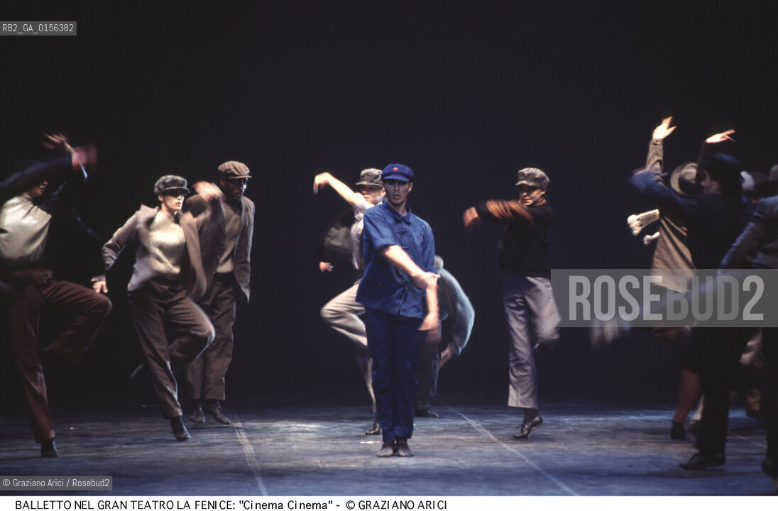 -Venezia,1993. Gran teatro La Fenice. Balletto Cinema Cinema coreografato da Maurice Bejart, corpo di Ballo Bejart Ballet Lausanne. Danza balletto teatro  -Venice,1993. Gran teatro La Fenice.Ballet Cinema Cinema,choreographed by Maurice Bejart, corps de ballet Bejart ballet Lausanne Cinema Cinema ©Graziano Arici/Rosebud2 La cessione dei diritti di questa immagine si intende per quanto di nostra competenza. Non comprende invece le eventuali spese  relative a diritti che potranno essere richiesti dagli Enti o persone fisiche cui appartengono eventualmente i soggetti  ripresi. Tali costi, ove necessari, e l’espletamento di qualsivoglia pratica di richiesta di concessione del permesso di pubblicazione sono esclusivamente a carico e a cura del soggetto acquirente di questa immagine.