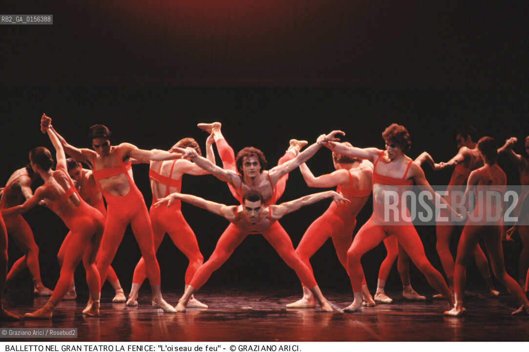 - Venezia,1989.Gran Teatro la Fenice.Luccello di fuoco coreografia di Maurice Bejart musica di Igor Stravinskij.Danza balletto coreografia musica palco ballerini.- Venice,1989. Gran Teatro la Fenice.Luccello di fuoco choreographed by Maurice Bejart, music by Igor Stravinskij. Corps de ballet Bejart ballet Lausanne ©Graziano Arici/Rosebud2 .La cessione dei diritti di questa immagine si intende per quanto di nostra competenza. Non comprende invece le eventuali spese  relative a diritti che potranno essere richiesti dagli Enti o persone fisiche cui appartengono eventualmente i soggetti  ripresi. Tali costi, ove necessari, e l’espletamento di qualsivoglia pratica di richiesta di concessione del permesso di pubblicazione sono esclusivamente a carico e a cura del soggetto acquirente di questa immagine.