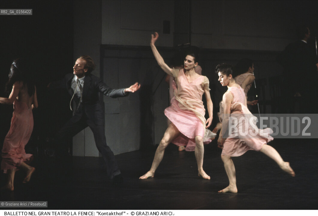 -Venezia,1985. Gran Teatro la Fenice. Balletto Kontakthof, coreografia di Pina Bausch, corpo di ballo Tanztheater Wuppertal..-Venice,1985. Gran Teatro la Fenice. Dance ballet Kontakthof, choreographed by Pina Bausch, Tanztheater Wuppertal dancers chorus ©Graziano Arici/Rosebud2 La cessione dei diritti di questa immagine si intende per quanto di nostra competenza. Non comprende invece le eventuali spese  relative a diritti che potranno essere richiesti dagli Enti o persone fisiche cui appartengono eventualmente i soggetti  ripresi. Tali costi, ove necessari, e l’espletamento di qualsivoglia pratica di richiesta di concessione del permesso di pubblicazione sono esclusivamente a carico e a cura del soggetto acquirente di questa immagine.