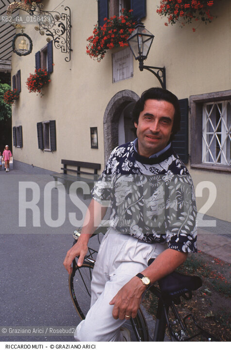 Salisburgo,1993.Ritratto del direttore dorchestra Riccardo Muti.Musica classica direttore orchestra ritratto bicicletta.Salzburg,1993.Portrait of the conductor Riccardo Muti with a bycicle ©Graziano Arici/Rosebud2
