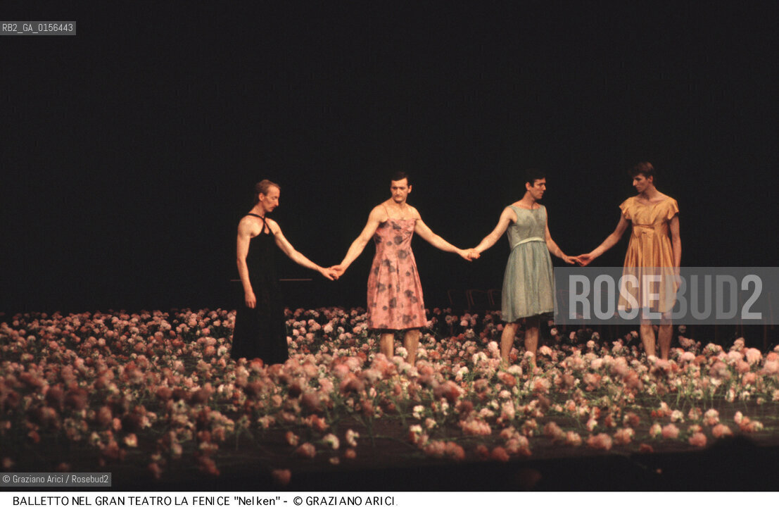 -Venezia,1983. Gran Teatro la Fenice. Balletto Nelken, coreografia di Pina Bausch, corpo di ballo Tanztheater Wuppertal.Tanztheater Wuppertal Pina Bausch Danza balletto coreografia .-Venice,1983. Gran Teatro la Fenice. Dance ballet Nelken, choreographed by Pina Bausch, Tanztheater Wuppertal dancers chorus ©Graziano Arici/Rosebud2 .La cessione dei diritti di questa immagine si intende per quanto di nostra competenza. Non comprende invece le eventuali spese  relative a diritti che potranno essere richiesti dagli Enti o persone fisiche cui appartengono eventualmente i soggetti  ripresi. Tali costi, ove necessari, e l’espletamento di qualsivoglia pratica di richiesta di concessione del permesso di pubblicazione sono esclusivamente a carico e a cura del soggetto acquirente di questa immagine.