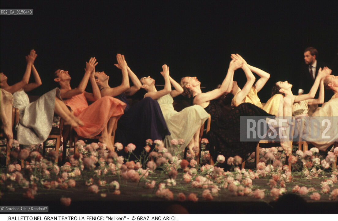 -Venezia,1983. Gran Teatro la Fenice. Balletto Nelken, coreografia di Pina Bausch, corpo di ballo Tanztheater Wuppertal.Tanztheater Wuppertal Pina Bausch Danza balletto coreografia .-Venice,1983. Gran Teatro la Fenice. Dance ballet Nelken, choreographed by Pina Bausch, Tanztheater Wuppertal dancers chorus ©Graziano Arici/Rosebud2 .La cessione dei diritti di questa immagine si intende per quanto di nostra competenza. Non comprende invece le eventuali spese  relative a diritti che potranno essere richiesti dagli Enti o persone fisiche cui appartengono eventualmente i soggetti  ripresi. Tali costi, ove necessari, e l’espletamento di qualsivoglia pratica di richiesta di concessione del permesso di pubblicazione sono esclusivamente a carico e a cura del soggetto acquirente di questa immagine.