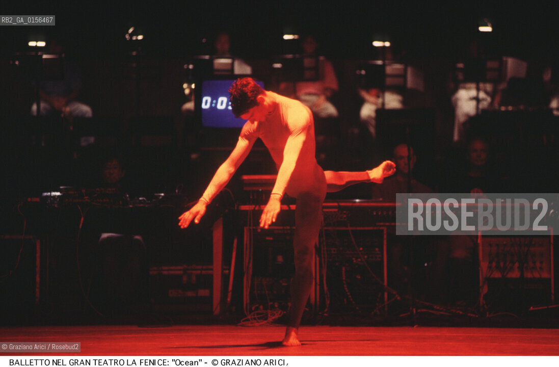-VENEZIA,1995.GRAN TEATRO LA FENICE. LULTIMO SPETTACOLO PRIMA DELLINCENDIO DEL GRAN TEATRO LA FENICE DI VENEZIA. BALLETTO OCEAN COREOGRAFATO DA MERCE CUNNINGHAM CON IDEAZIONE SCENICA DI JOHN CAGE E MUSICHE SU TRACCIA DI JOHN CAGE, DAVID TUDOR E ANDREW CULVER. CORPO DI BALLO M.CUNNINGHAM DANCE COMPANY.-VENICE,1995.DANCE BALLET- THE LAST PERFORMANCE BEFORE OF FIRE OF GRAN TEATRO LA FENICE VENICE, CHOREOGRAPHED BY MERCE CUNNINGHAM WITH SCENES CONCEIVED BY JOHN CAGE AND FOLLOWING GUIDELINES PROVIDED BY JOHN CAGE, BY DAVID TUDOR AND ANDREW CULVER. CORPS DE BALLET, MERCE CUNNINGHAM DANCE COMPANY                                                                                              La cessione dei diritti di questa immagine si intende per quanto di nostra competenza. Non comprende invece le eventuali spese  relative a diritti che potranno essere richiesti dagli Enti o persone fisiche cui appartengono eventualmente i soggetti  ripresi. Tali costi, ove necessari, e l’espletamento di qualsivoglia pratica di richiesta di concessione del permesso di pubblicazione sono esclusivamente a carico e a cura del soggetto acquirente di questa immagine.
