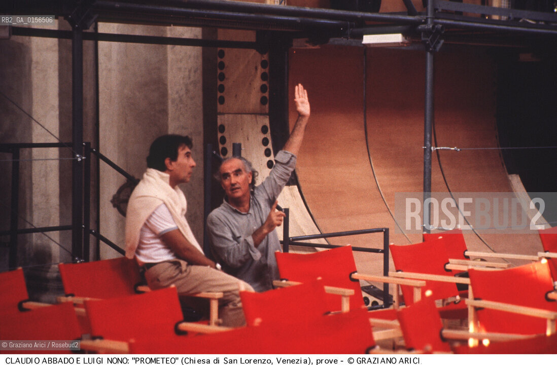 -Venezia,1984.Chiesa di San Lorenzo. Opera del compositore contemporaneo Luigi Nono, Prometeo - Tragedia dellascolto prova generale, testo di Massimo Cacciari, struttura scenica dellarchitetto Renzo Piano, luci del pittore Emilio Vedova.Il compositore Luigi Nono durante le prove con Claudio Abbado. musica compositore opera Prometeo contemporanea elettronica filosofia architettura pittura ritratto.-Venice,1984. Work  Prometeo - Tragedia dellascolto directed by contemporary composer Luigi Nono,text by the philosopher Massimo Cacciari,scenography by the architect Renzo Piano,stage lighting by the painter Emilio Vedova. Portrait of the composer Luigi Nono with Claudio Abbado ©Graziano Arici/Rosebud2