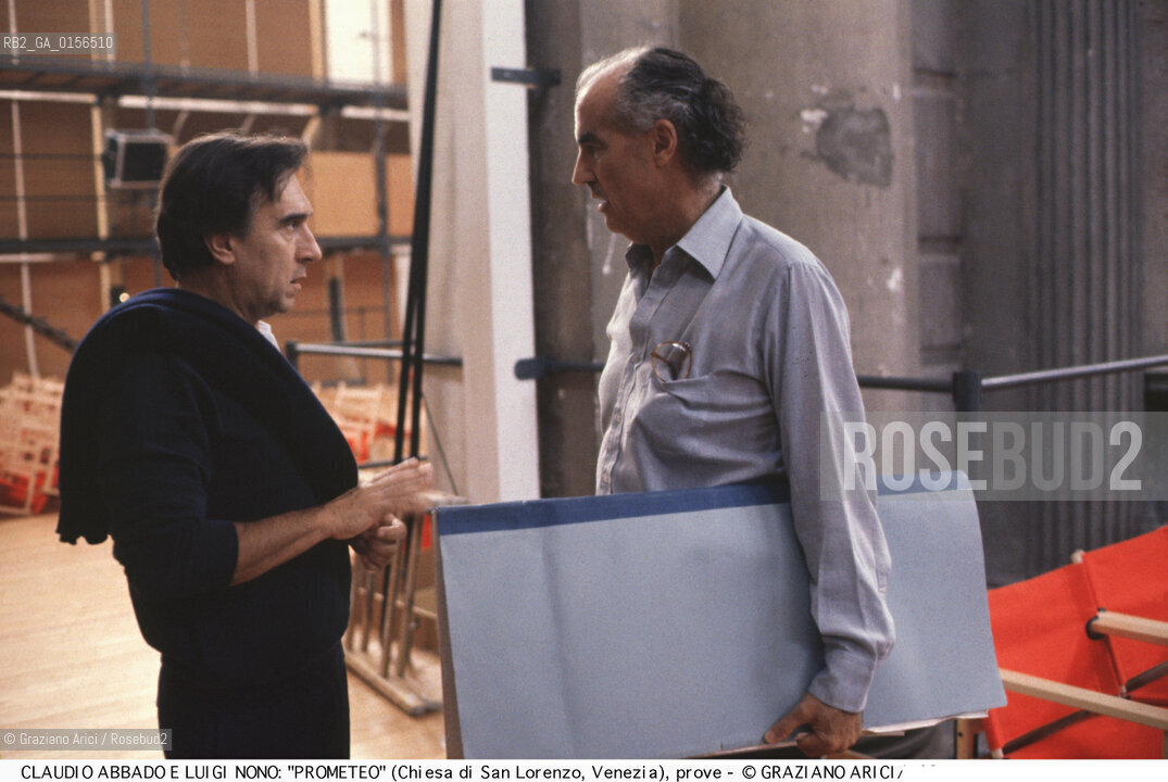 -Venezia,1984.Chiesa di San Lorenzo. Opera del compositore contemporaneo Luigi Nono, Prometeo - Tragedia dellascolto prova generale, testo di Massimo Cacciari, struttura scenica dellarchitetto Renzo Piano, luci del pittore Emilio Vedova.Il compositore Luigi Nono durante le prove con Claudio Abbado. musica compositore opera Prometeo contemporanea elettronica filosofia architettura pittura ritratto.-Venice,1984. Work  Prometeo - Tragedia dellascolto directed by contemporary composer Luigi Nono,text by the philosopher Massimo Cacciari,scenography by the architect Renzo Piano,stage lighting by the painter Emilio Vedova. Portrait of the composer Luigi Nono with Claudio Abbado ©Graziano Arici/Rosebud2