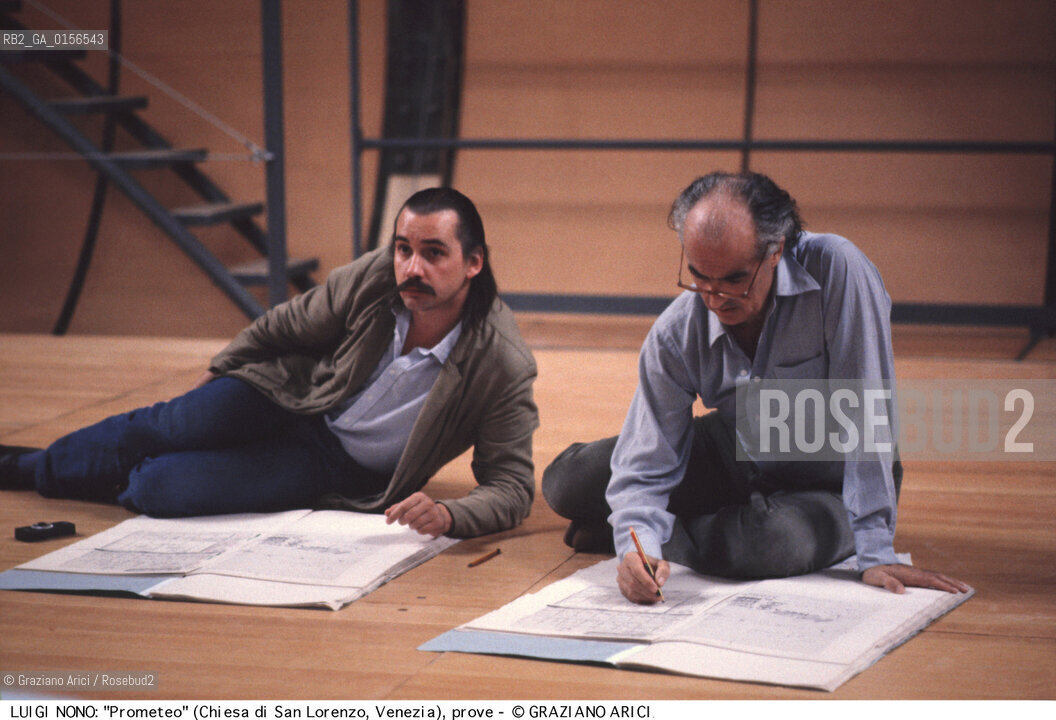 -Venezia,1984.Chiesa di San Lorenzo. Opera del compositore contemporaneo Luigi Nono, Prometeo - Tragedia dellascolto prova generale, testo di Massimo Cacciari, struttura scenica dellarchitetto Renzo Piano, luci del pittore Emilio Vedova.Il compositore Luigi Nono durante le prove. musica compositore opera Prometeo contemporanea elettronica filosofia architettura pittura ritratto.-Venice,1984. Work  Prometeo - Tragedia dellascolto directed by contemporary composer Luigi Nono,text by the philosopher Massimo Cacciari,scenography by the architect Renzo Piano,stage lighting by the painter Emilio Vedova. Portrait of the composer Luigi Nono ©Graziano Arici/Rosebud2