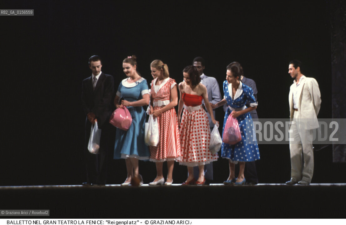 -Venezia,1985. Gran Teatro la Fenice. Balletto AM REIGENPLATZ, coreografia di Susanne Linke, Susanne Linke AM REIGENPLATZ Danza balletto coreografia .-Venice,1985. Gran Teatro la Fenice. Dance ballet AM REIGENPLATZ, choreographed by Susanne Linke dancers chorus ©Graziano Arici/Rosebud2 .La cessione dei diritti di questa immagine si intende per quanto di nostra competenza. Non comprende invece le eventuali spese  relative a diritti che potranno essere richiesti dagli Enti o persone fisiche cui appartengono eventualmente i soggetti  ripresi. Tali costi, ove necessari, e l’espletamento di qualsivoglia pratica di richiesta di concessione del permesso di pubblicazione sono esclusivamente a carico e a cura del soggetto acquirente di questa immagine.