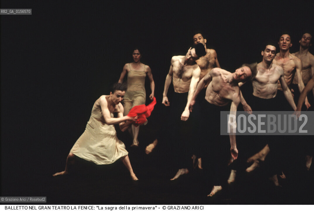 -Venezia,1983. Gran Teatro la Fenice. Balletto La sagra della primavera, coreografia di Pina Bausch, corpo di ballo Tanztheater Wuppertal e musiche di Igor Stravinsky.Tanztheater Wuppertal Pina Bausch Danza balletto coreografia Fruhlingsopfer.-Venice,1983. Gran Teatro la Fenice. Dance ballet Fruhlingsopfer, choreographed by Pina Bausch, Tanztheater Wuppertal dancers chorus and music by Igor Stravinsky ©Graziano Arici/Rosebud2 .La cessione dei diritti di questa immagine si intende per quanto di nostra competenza. Non comprende invece le eventuali spese  relative a diritti che potranno essere richiesti dagli Enti o persone fisiche cui appartengono eventualmente i soggetti  ripresi. Tali costi, ove necessari, e l’espletamento di qualsivoglia pratica di richiesta di concessione del permesso di pubblicazione sono esclusivamente a carico e a cura del soggetto acquirente di questa immagine.